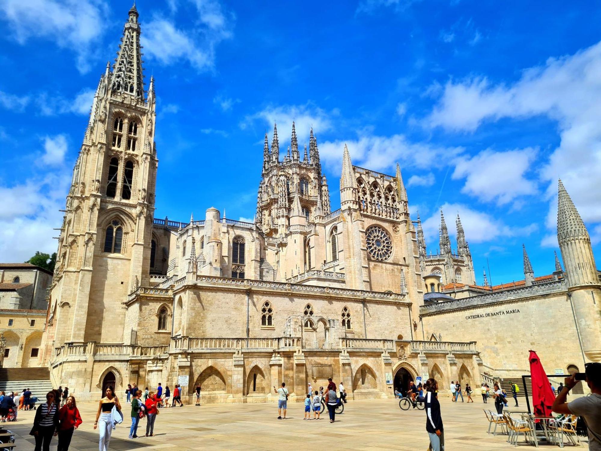 Urban Burgos Hotel ภายนอก รูปภาพ