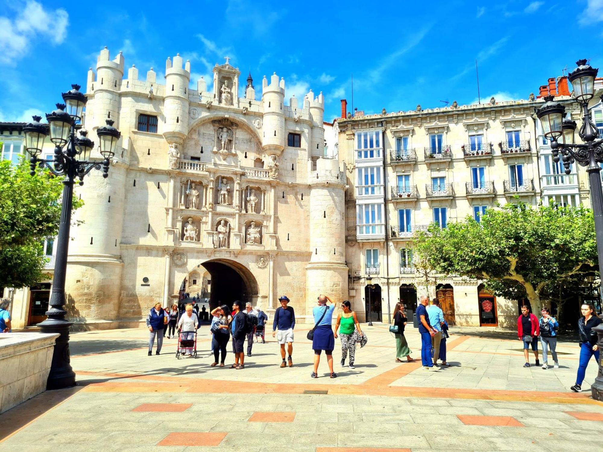 Urban Burgos Hotel ภายนอก รูปภาพ