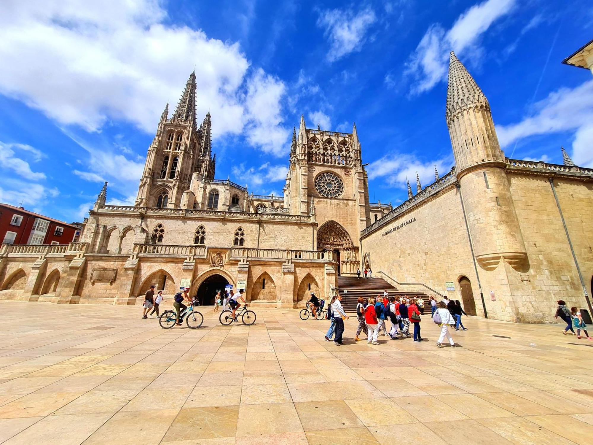 Urban Burgos Hotel ภายนอก รูปภาพ