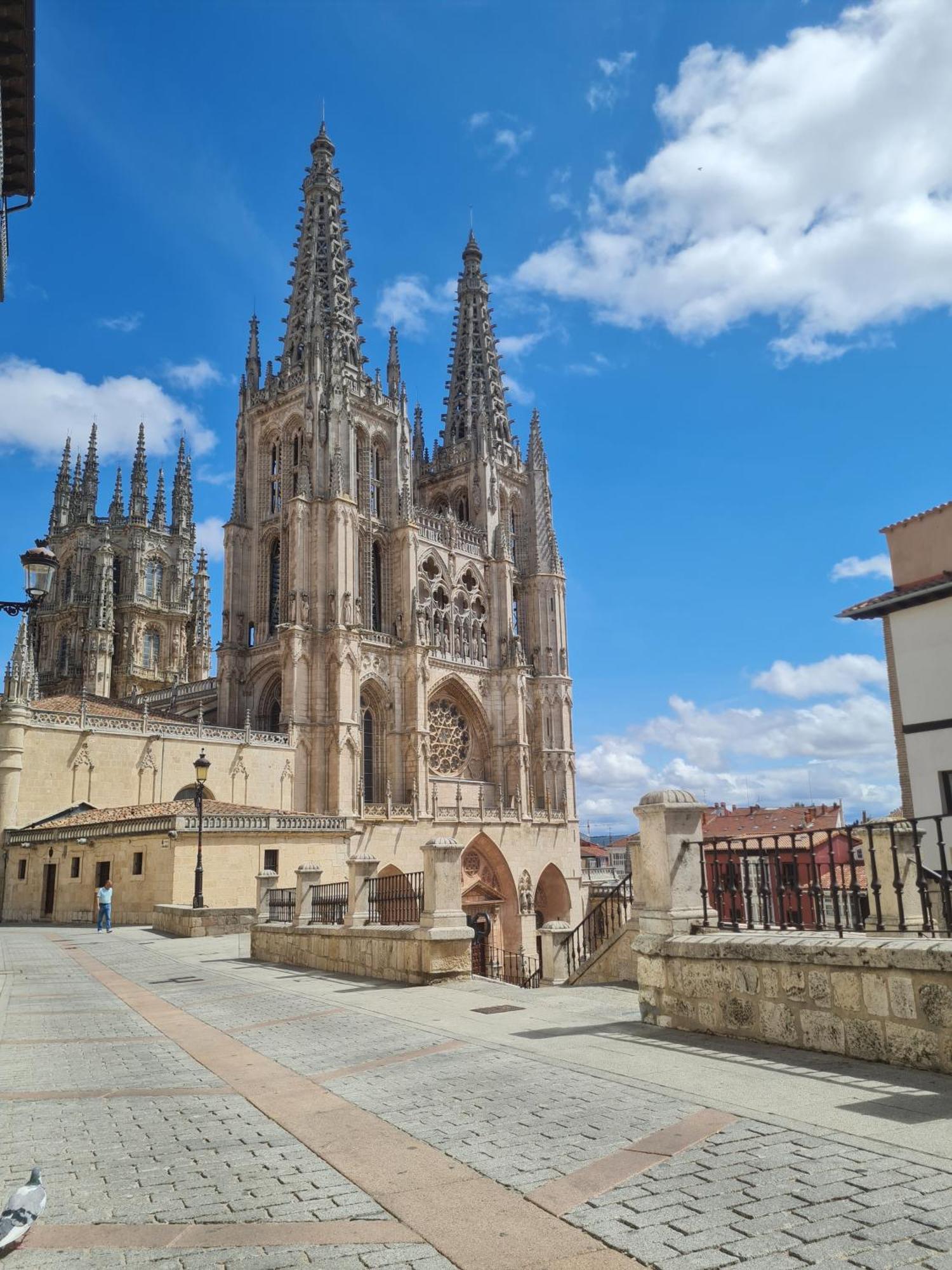 Urban Burgos Hotel ภายนอก รูปภาพ