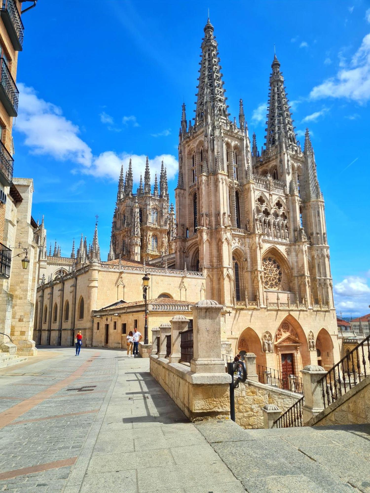 Urban Burgos Hotel ภายนอก รูปภาพ