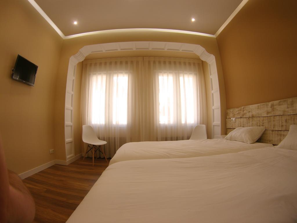 Urban Burgos Hotel ภายนอก รูปภาพ