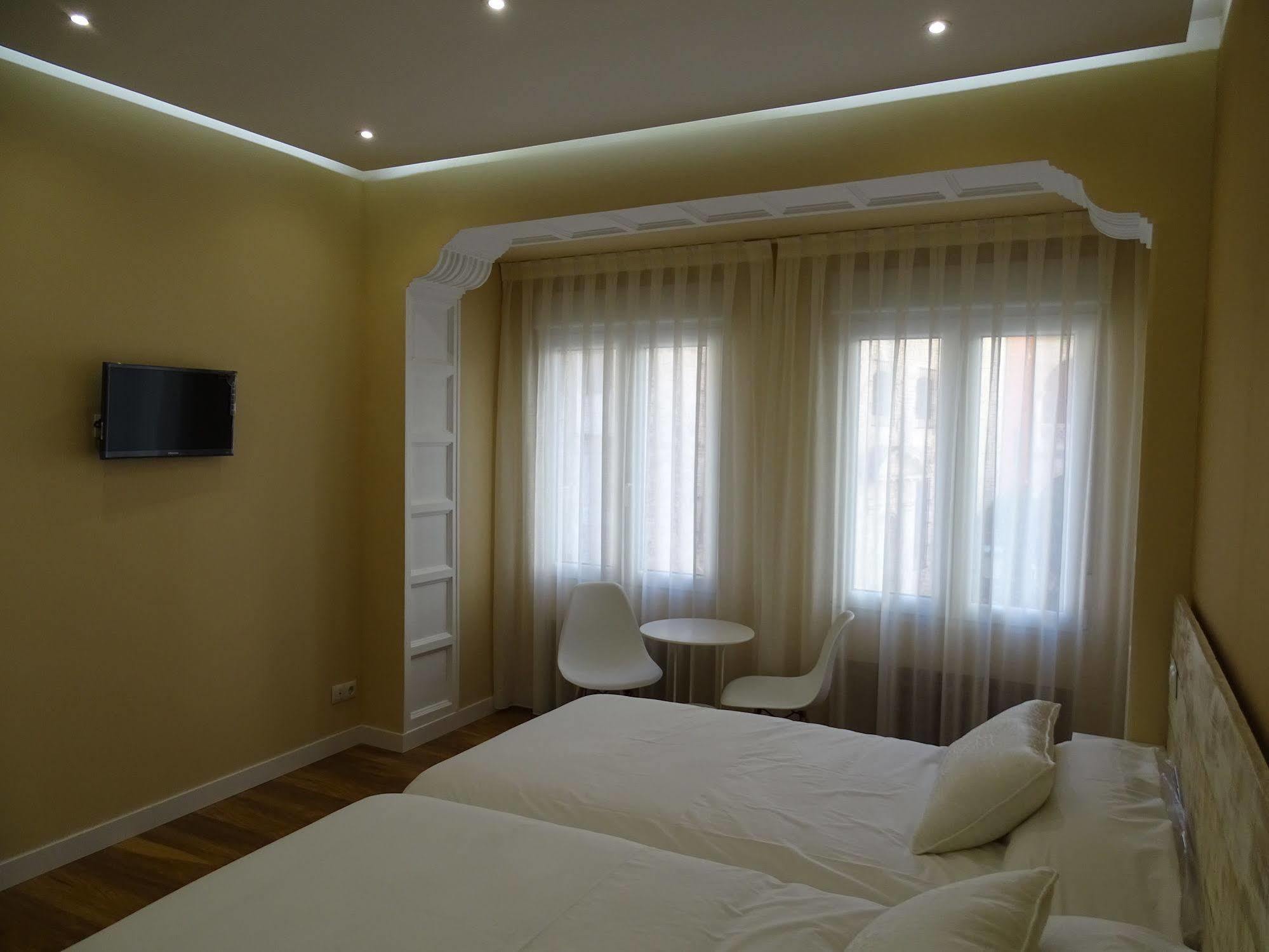 Urban Burgos Hotel ภายนอก รูปภาพ