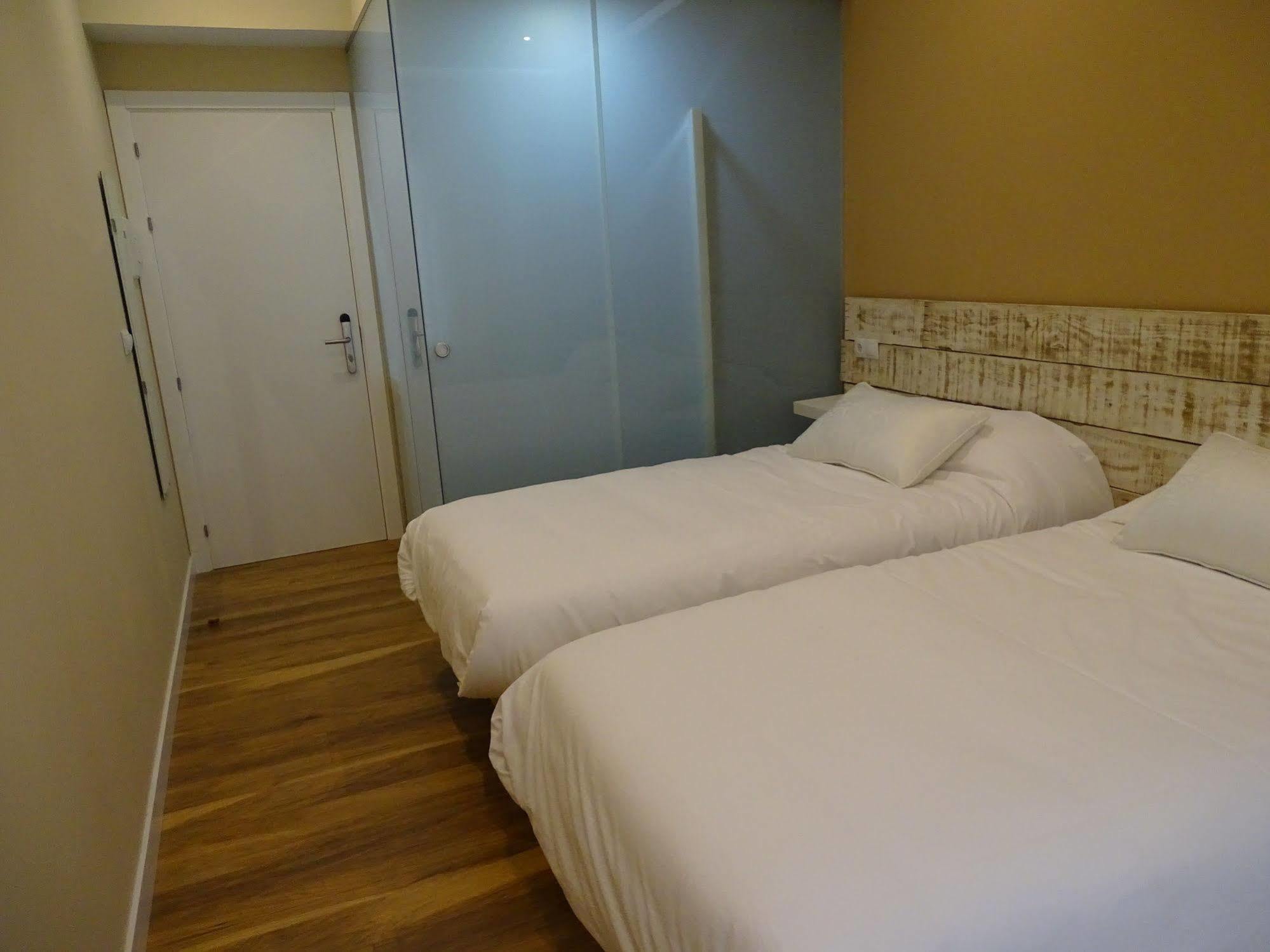 Urban Burgos Hotel ภายนอก รูปภาพ