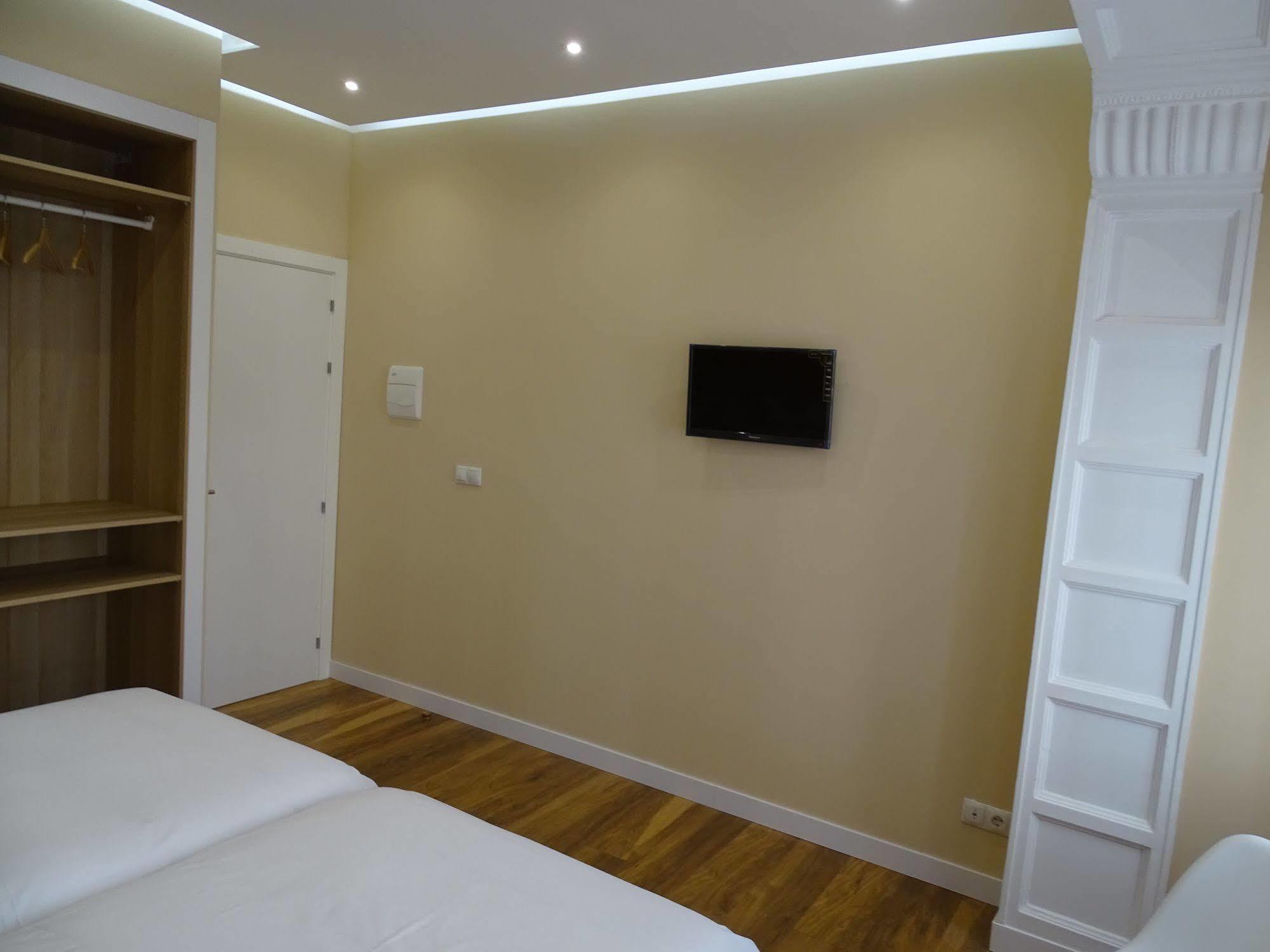 Urban Burgos Hotel ภายนอก รูปภาพ