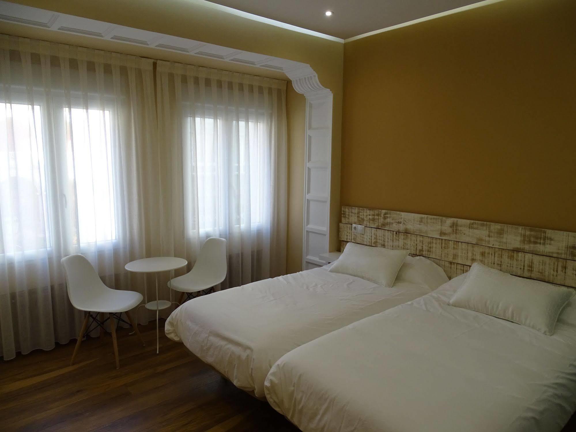 Urban Burgos Hotel ภายนอก รูปภาพ