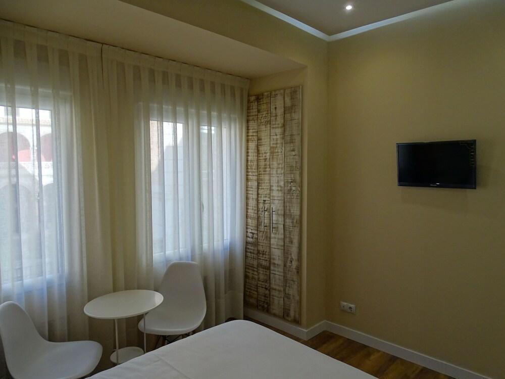 Urban Burgos Hotel ภายนอก รูปภาพ